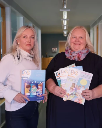 Sonja Nyback och Susan Sandberg-Ek på bild med några exemplar av barntidningen Eos.