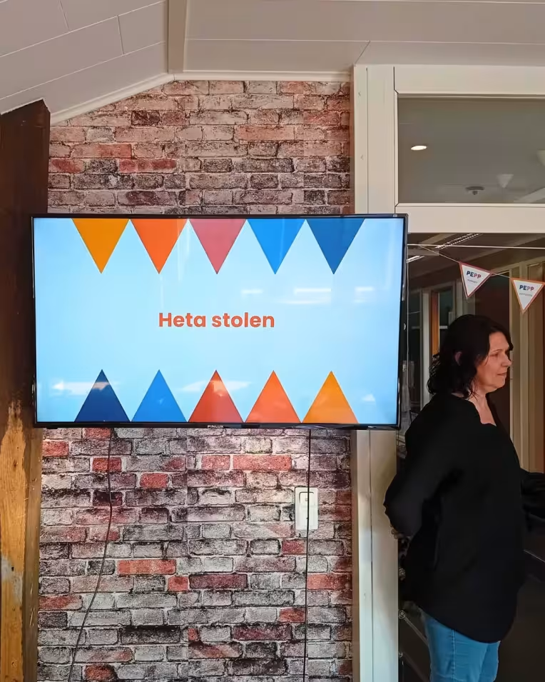 Bild på Anette och en tv-skärm med "Heta stolen"-övning i bakgrunden.